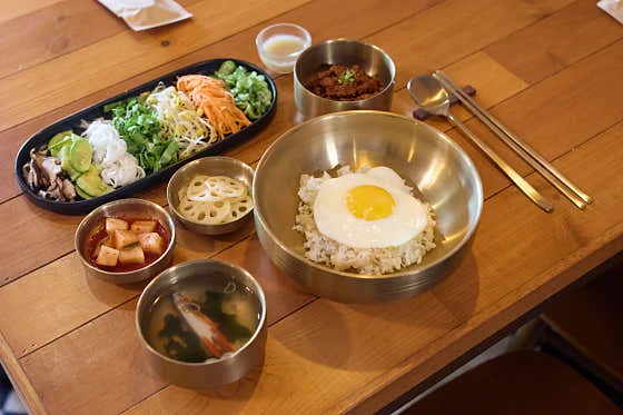파랑새 비빔밥과 나물, 국, 순동잔이 함께 놓인 한 상